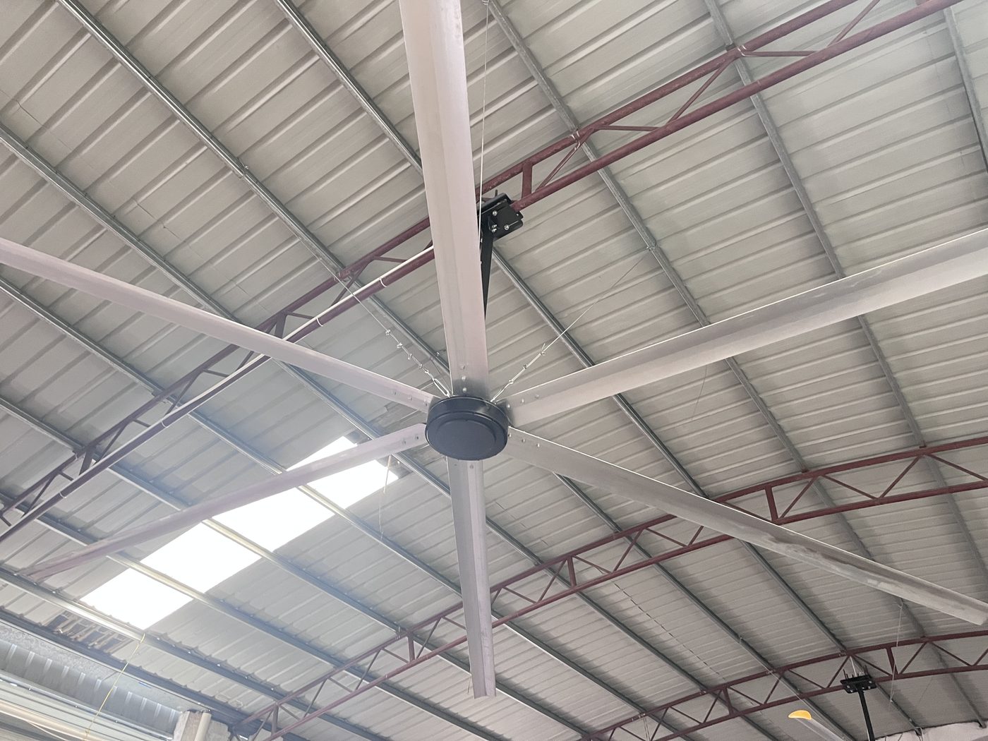 Quạt trần HVLS vận hành dưới mái tôn nhà xưởng