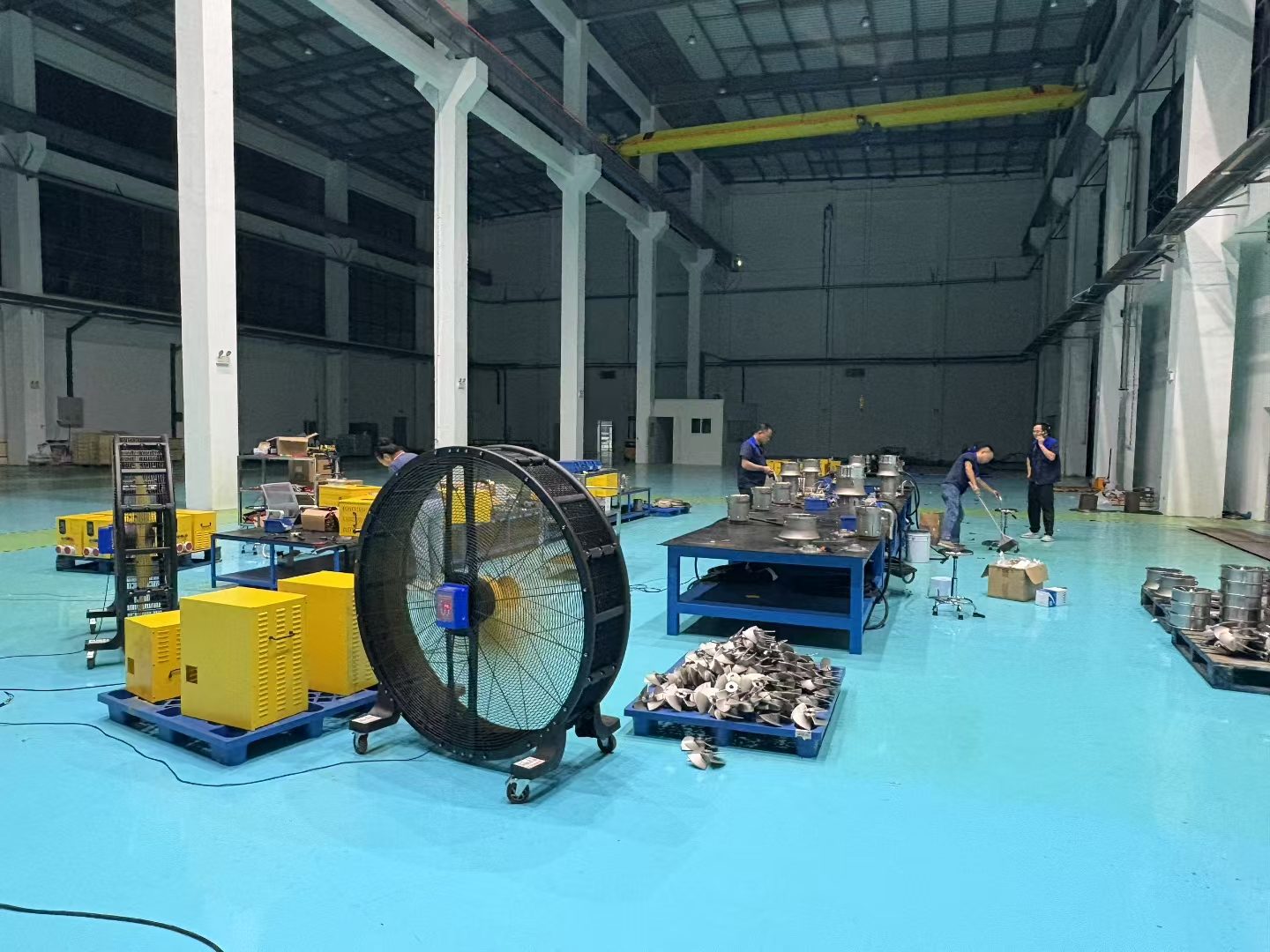 Toàn cảnh xưởng sản xuất MEILILE — công nhân lắp ráp motor và cánh quạt inox trên dây chuyền