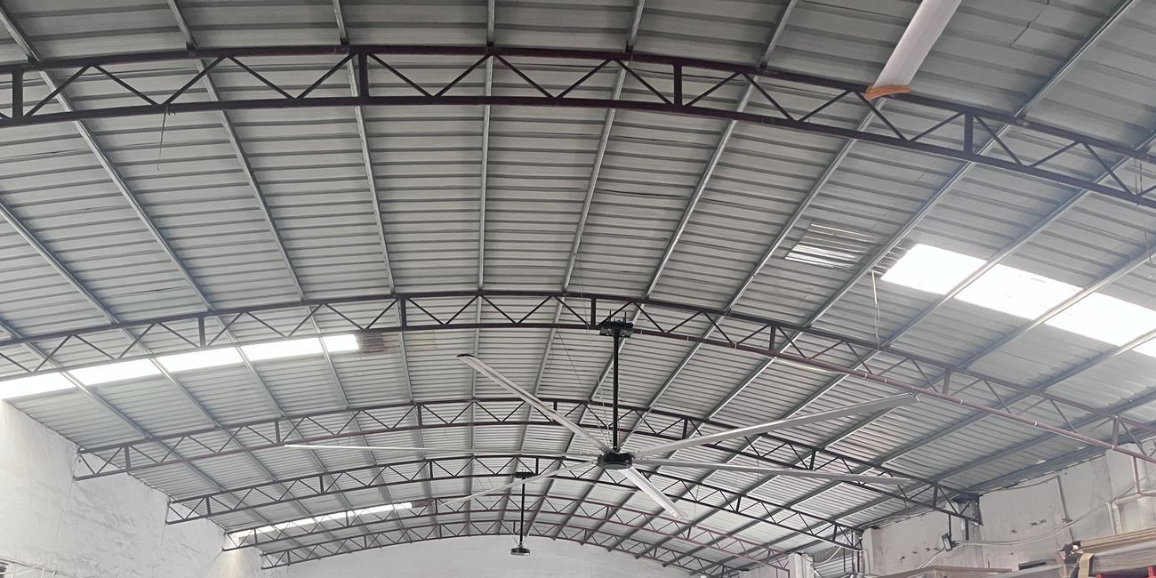 Quạt trần HVLS đường kính lớn lắp trong nhà kho khung thép rộng
