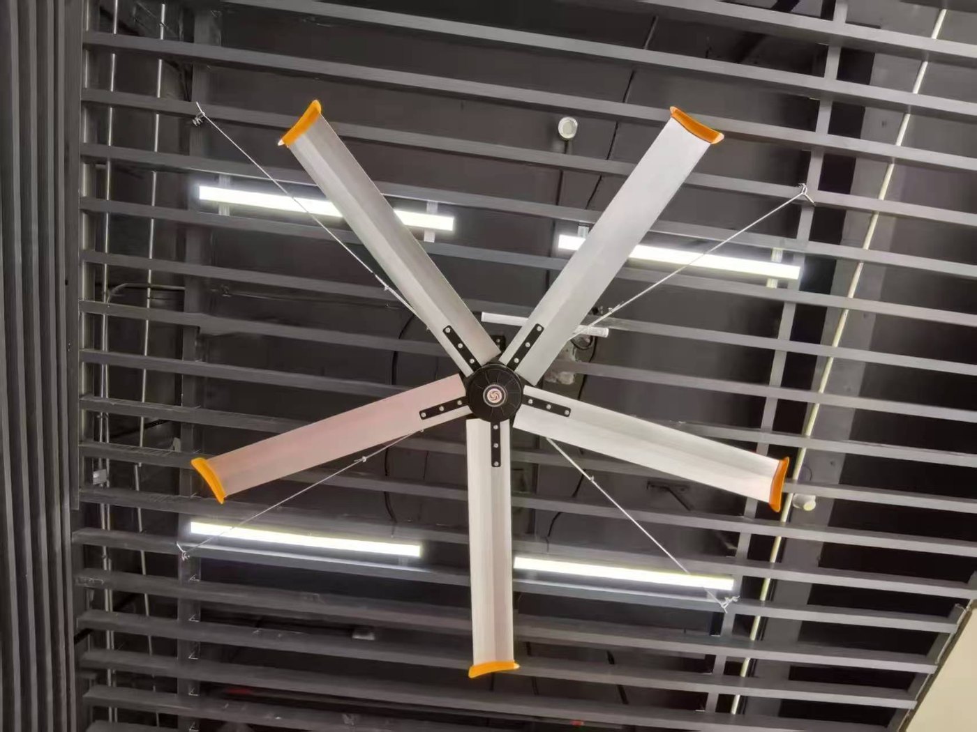 Quạt trần HVLS DF-73 lắp trong xưởng may rộng, nhìn từ dưới lên